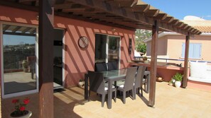 Table underneath one of the two pergola's