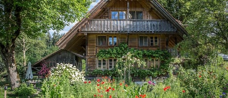 Bauernhaus im Juni