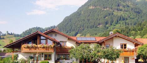 Haus Josefa im Hintergrund unser Hausberg der Grünten