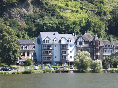 Luxuriously furnished NEW 5 ***** apartment with balcony directly on the Moselle