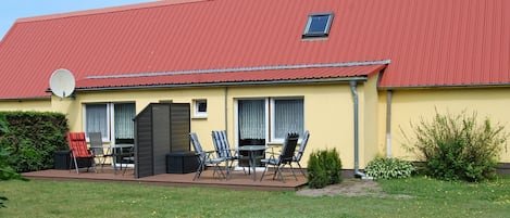 Die neue Terrasse mit Wiese