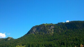 Blick vom Balkon aus zur Ruine Ehrenberg und dem Schlosskopf