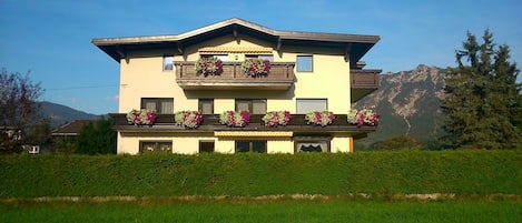 Unser Haus, am Fuße der Ruine Ehrenberg, umgeben von Wiesen und Feldern 