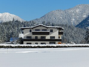 Unser Haus im Winter: Die Langlaufloipe geht direkt am Haus vorbei.