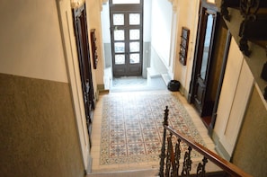 das Treppenhaus - die Tür rechts führt zur Wohnung
