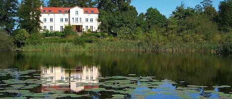Ansicht Villa am Trumpf vom See