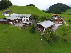 Luftbildaufnahme Haus mit Nachbarschaft