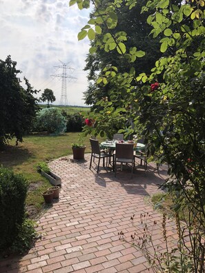 Blick aus dem Haus auf eine der zwei Terrassen