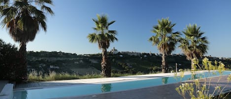 Pool 20 x 3 m mit Blick auf Campofilone und das Meer