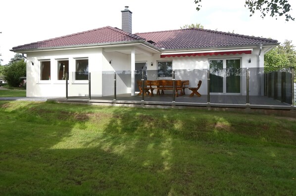 Terrasse mit Glaswand