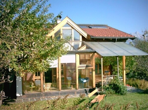 Südansicht mit Wintergarten und überdachter Terrasse,
View from south