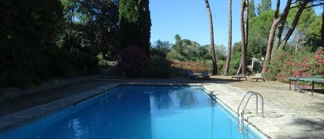 Piscine privée 14 m x 6 m
Bains de soleil
Ping pong