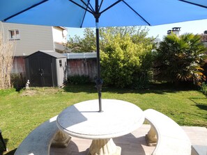 salon pour prendre le petit déjeuner avec le chant des oiseaux  sur la terrasse 