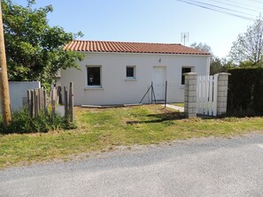 parking privé devant la maison 