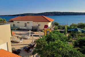 Sonnenterrasse und Spielplatz für Kinder und Erwachsene