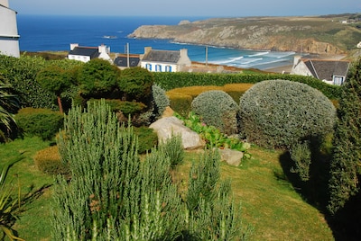 Ferienhaus mit Panoramablick auf das Meer und die Steilküste  
