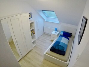 Zweites Schlafzimmer mit Büchern für eine gute Nacht-Geschichte.