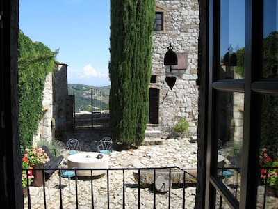 Switch off in a historic setting near San Gimignano