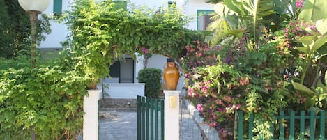 Villa Vittoria - Eingang (abschliessbares Tor, Blick zur überdachten Terrasse)