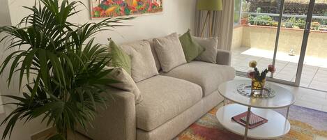 gemütliches Sofa mit Blick in den Garten