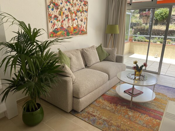 gemütliches Sofa mit Blick in den Garten