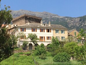 Vue d'ensemble de la Maison
Côté jaune