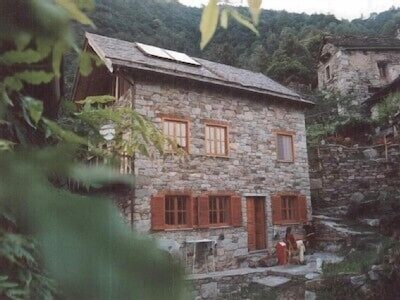 Lone-standing vacation home in the mountain village of Valleggia in Piemont