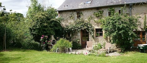 Jardin et terrasse de la petite maison