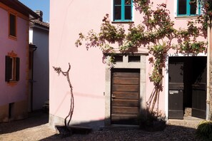 rechts Eingang zur CÀ LEÒN - CASA LEONE im Malcantone, Tessin