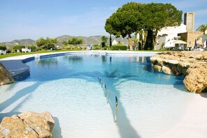 Ferienanlage mit Pooloase: Felseninsel, Wasserfälle, Pool- Restaurant, Meerblick