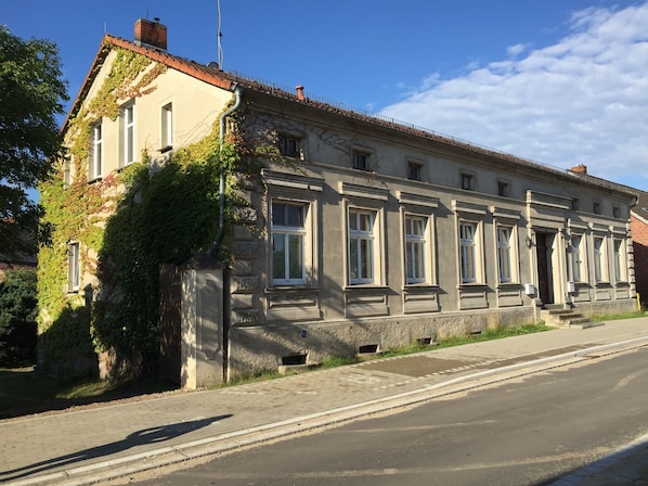 Das Wohnhaus von der Straßenseite