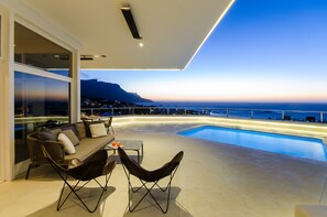 Outdoorlounge unter Dach mit Blick auf Campsbay 