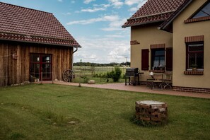 Ein Blick in unseren Hof und den sich anschließenden Garten.