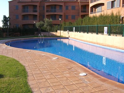 Apartamento 200 metros del mar con piscina, ideal para los amantes de relajación y deportes