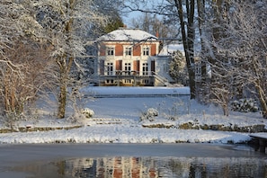 Gutshaus vom Westteich aus gesehen im Januar