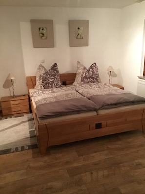 Schlafzimmer 1