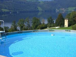 Blick vom Pool auf den See