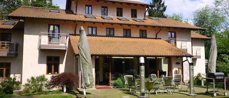 Toscana Villa in Hamburg -Rissen. Sleeps 10 in 5 bedrooms + 4 marble bathrooms