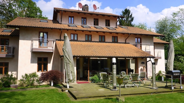 Toscana Villa in Hamburg -Rissen. Sleeps 10 in 5 bedrooms + 4 marble bathrooms