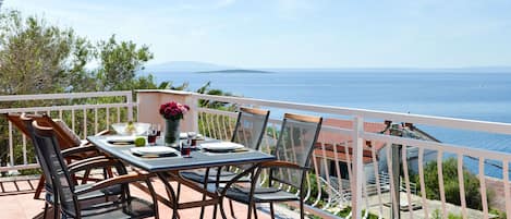 Terrasse (17 m2) mit Blick aufs Meer und die umliegenden Inseln