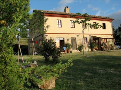 Casa -Montale, 2/5 Stalla, typical country house, gr. Pool, private setting, panoramic view 