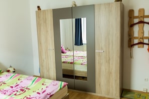 Schlafzimmer:
Kleiderschrank