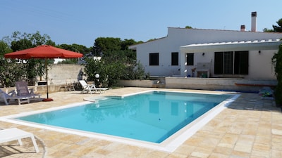 Casa de vacaciones de lujo con jardín y piscina, a 800 metros de la playa de arena