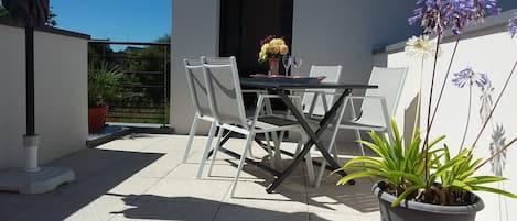 Spacieuse terrasse avec accès direct au logement