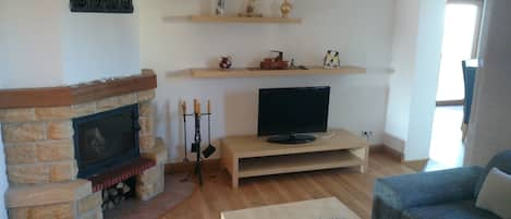 Wohnzimmer mit Kamin und Flat TV Bastei