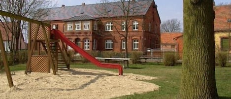 Spielplatz gegenüber dem Hoftor