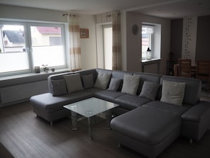 Wohnzimmer mit angegliedertem Essbereich