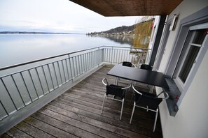 Balkon mit Gartenmöbeln für sechs Personen& zwei Liegestühlen