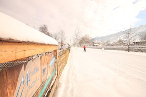 Langlaufpiste direkt vor dem Haus / cross country slope right in front of chalet