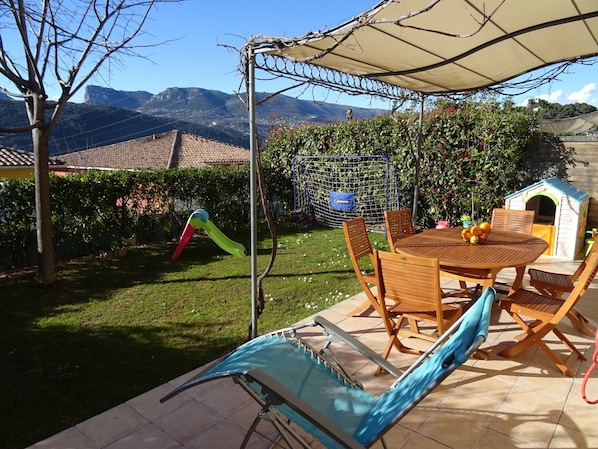 Terrasse et jardin de 80m2 donnant sur les collines et le Baou de Saint Jeannet 